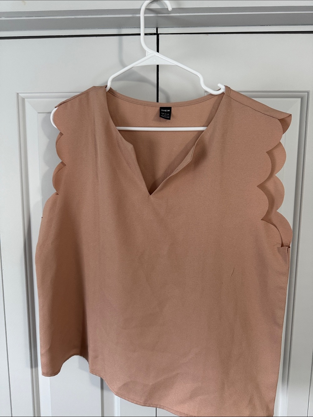 SHEIN Scallop-Edge V-Neck Tank in Dusty Rose